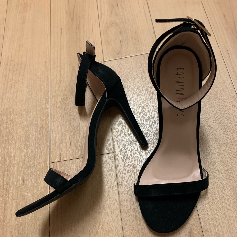 FASHION NOVA STRAPPED SUCCESS HEEL - BLACK